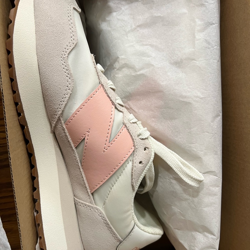 Retro running-inspired New Balance Women's 237 Casual Sneakers size 8 new in box